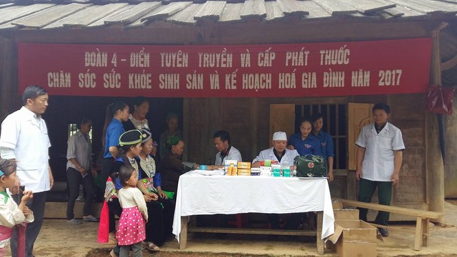 Tặng quần áo và tủ sách cho học sinh tiểu học ở Nghệ An - ảnh 2