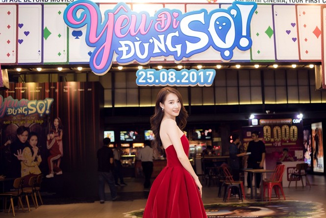 Nhã Phương vai trần gợi cảm bên 'chàng Bắp' Ngô Kiến Huy - ảnh 2