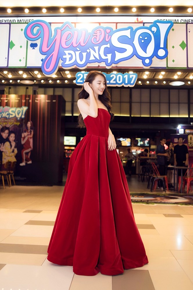 Nhã Phương vai trần gợi cảm bên 'chàng Bắp' Ngô Kiến Huy - ảnh 1