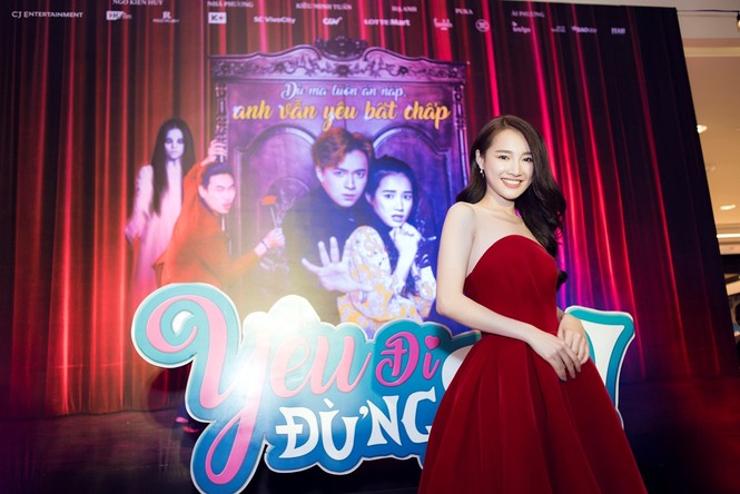 Nhã Phương vai trần gợi cảm bên 'chàng Bắp' Ngô Kiến Huy - ảnh 3