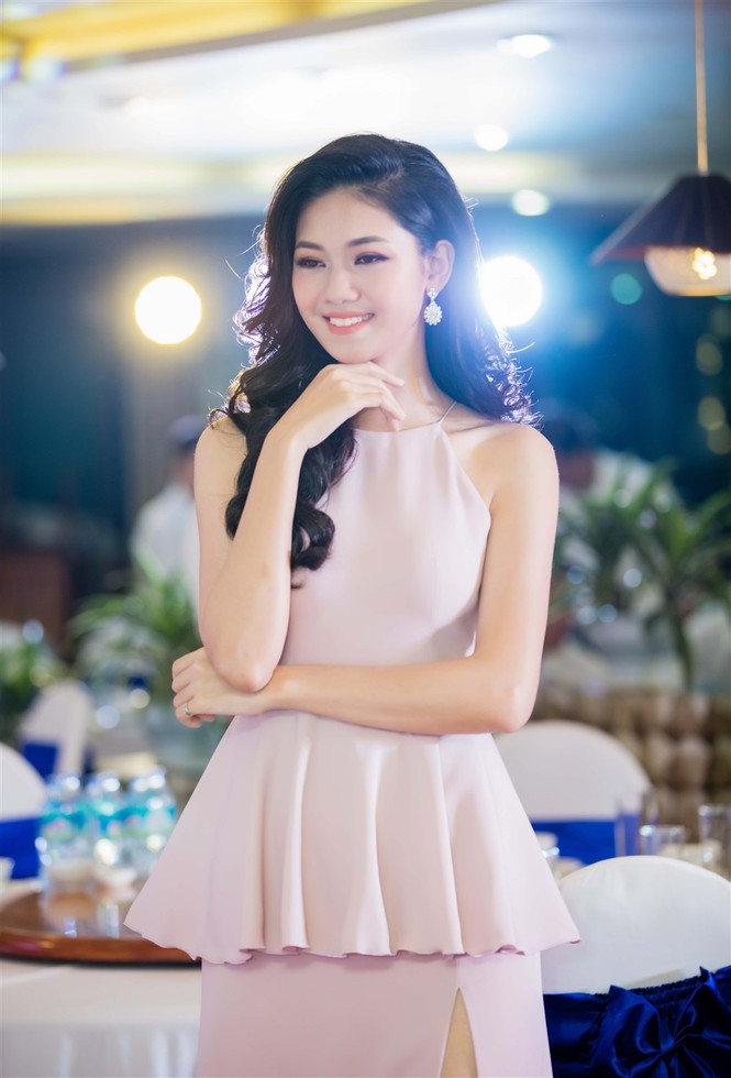 Á hậu Thanh Tú quyến rũ với váy xẻ gam màu pastel - ảnh 4