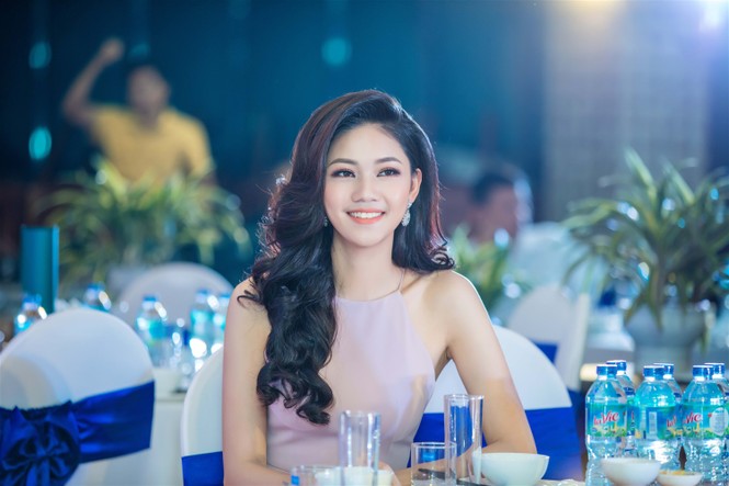 Á hậu Thanh Tú quyến rũ với váy xẻ gam màu pastel - ảnh 5