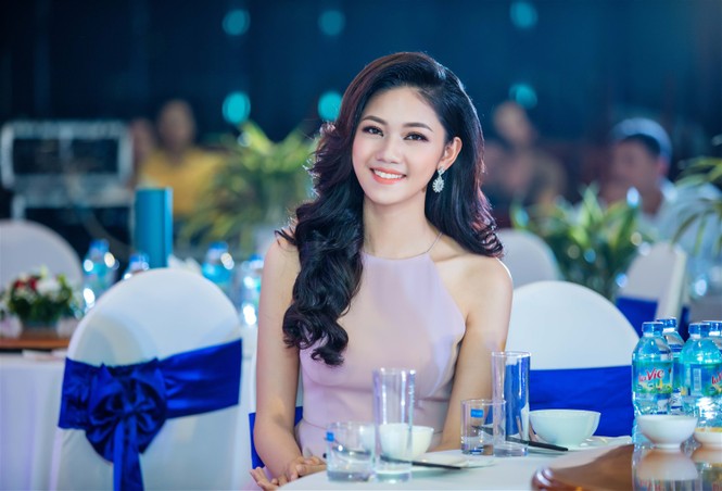 Á hậu Thanh Tú quyến rũ với váy xẻ gam màu pastel - ảnh 6