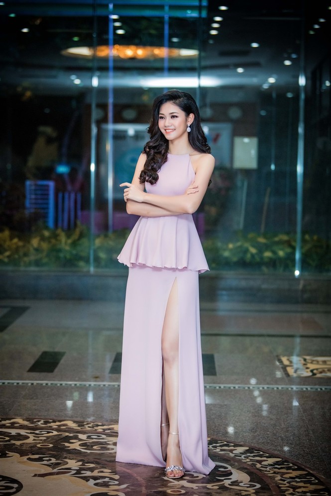 Á hậu Thanh Tú quyến rũ với váy xẻ gam màu pastel - ảnh 1