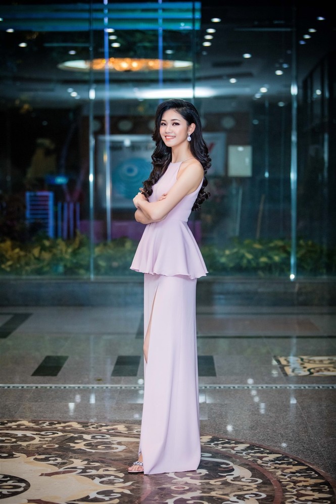Á hậu Thanh Tú quyến rũ với váy xẻ gam màu pastel - ảnh 2