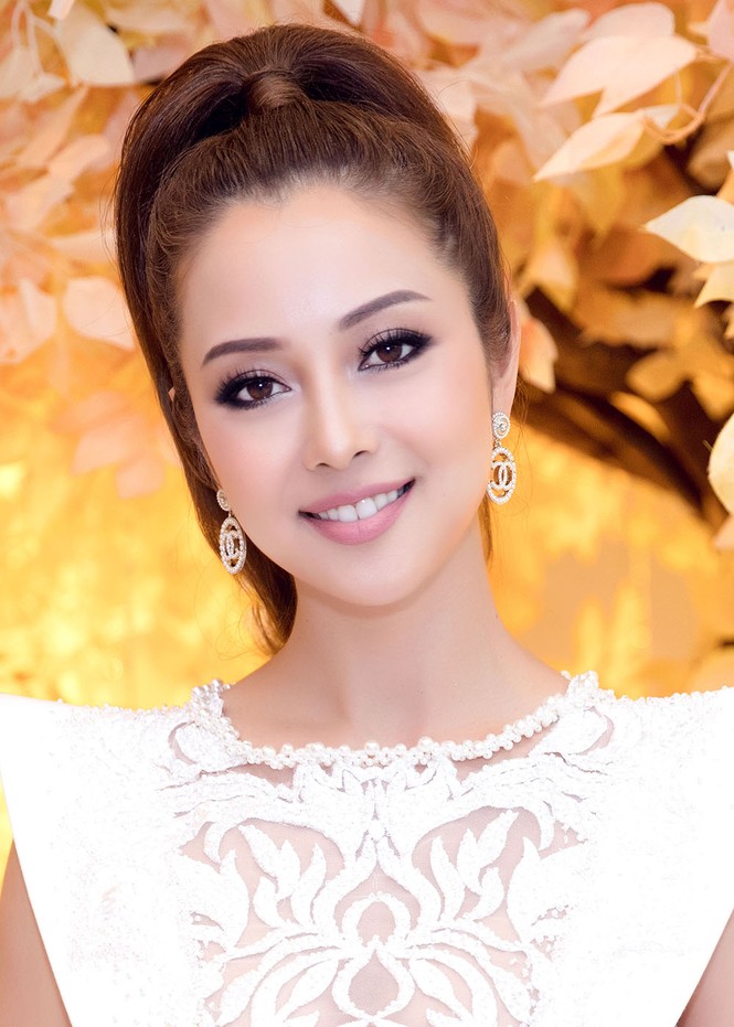Jennifer Phạm mặc gợi cảm, khoe giọng và nhảy 'sung' trên sân khấu - ảnh 2