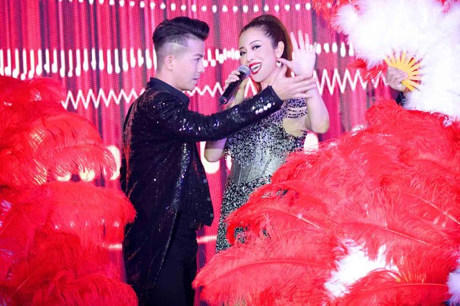 Jennifer Phạm mặc gợi cảm, khoe giọng và nhảy 'sung' trên sân khấu - ảnh 6