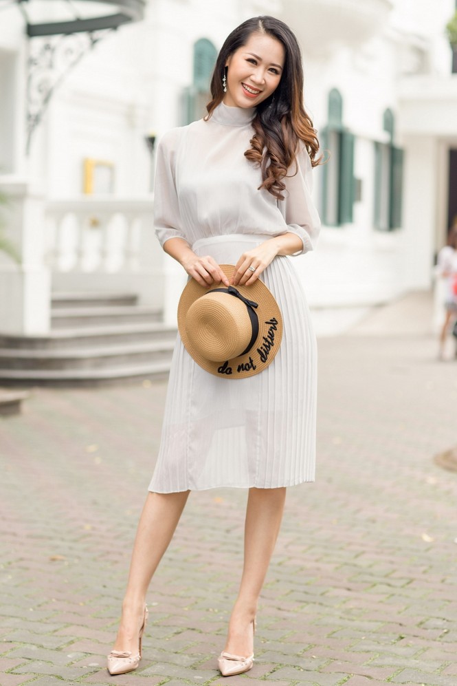 Dương Thuỳ Linh thanh lịch, quyến rũ với trang phục đón thu - ảnh 1