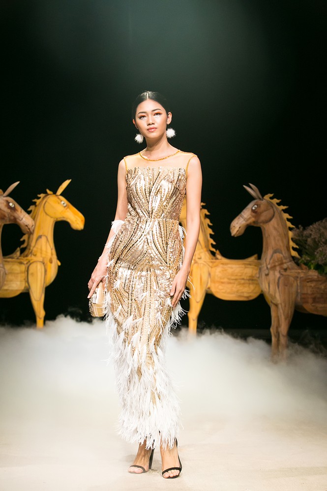 Á hậu Thanh Tú, Đào Thị Hà khoe dáng với những thiết kế đẳng cấp - ảnh 2