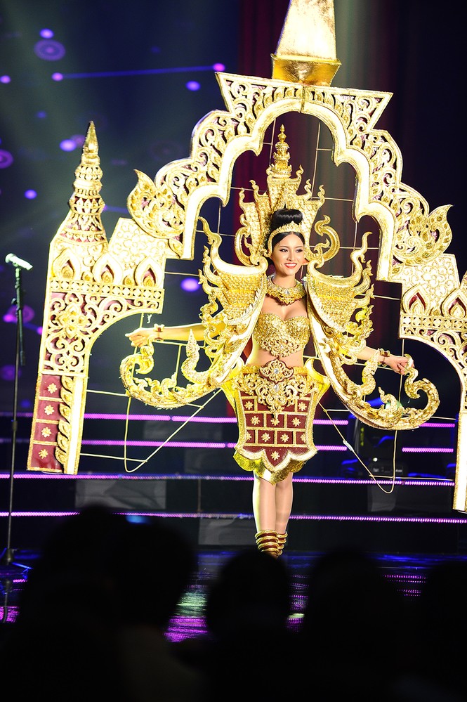 Choáng ngợp với đêm diễn quốc phục lộng lẫy của dàn thí sinh Miss Grand - ảnh 10