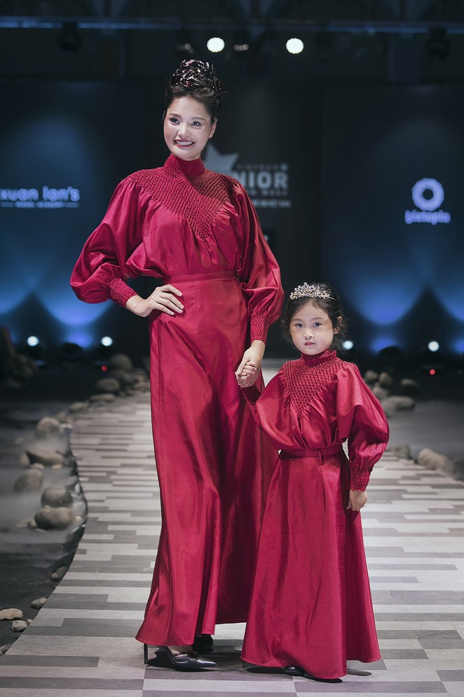 Xuân Lan, Hương Giang cùng đưa con gái lên sàn catwalk - ảnh 7