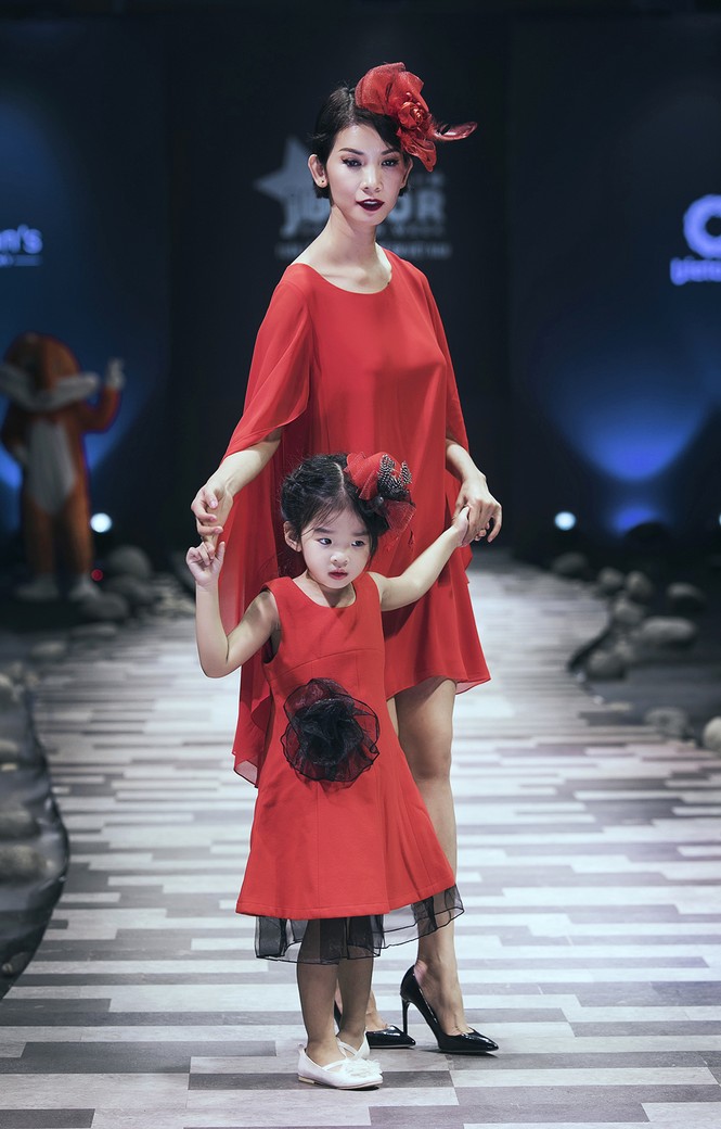 Xuân Lan, Hương Giang cùng đưa con gái lên sàn catwalk - ảnh 4