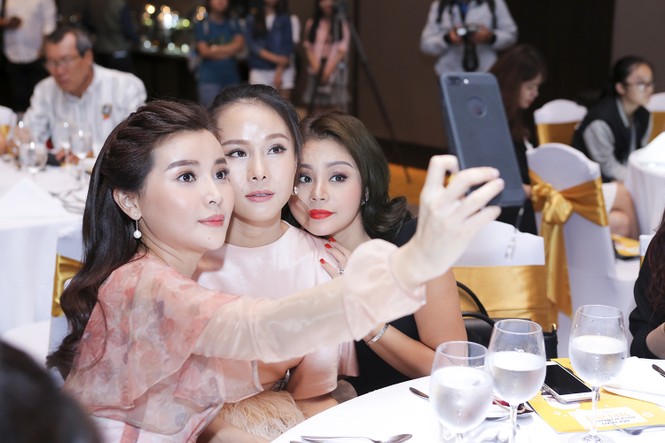 Trương Quỳnh Anh tự tin khoe vòng 1 sau