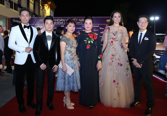 Dàn hoa hậu, á hậu đẹp lộng lẫy trên thảm đỏ chung kết HHHV 2017 - ảnh 3