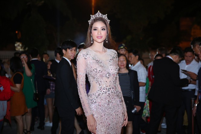 Dàn hoa hậu, á hậu đẹp lộng lẫy trên thảm đỏ chung kết HHHV 2017 - ảnh 2