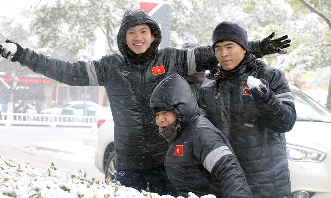 Mục kích cầu thủ U23 Việt Nam dưới mưa tuyết ở Thường Châu - ảnh 2