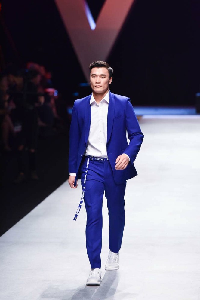 Nguyễn Thị Loan phấn khích khi xem thủ môn Bùi Tiến Dũng diễn catwalk - ảnh 8