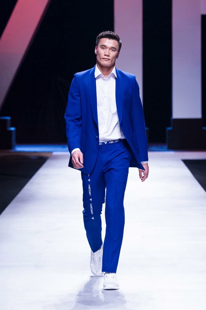 Nguyễn Thị Loan phấn khích khi xem thủ môn Bùi Tiến Dũng diễn catwalk - ảnh 9