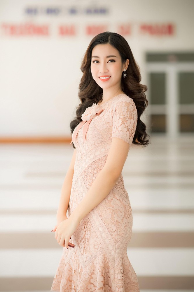 Jun Phạm tiếp tục nắm tay, tình tứ 'thả thính' Hoa hậu Mỹ Linh - ảnh 2
