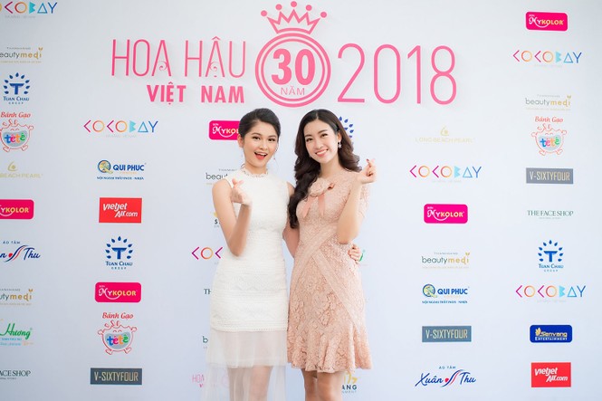 Jun Phạm tiếp tục nắm tay, tình tứ 'thả thính' Hoa hậu Mỹ Linh - ảnh 1