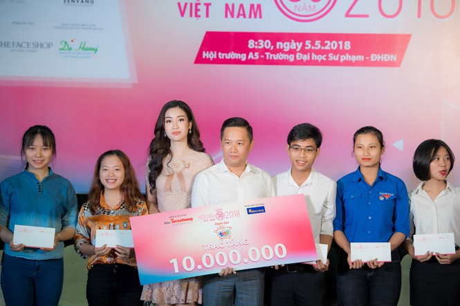 Jun Phạm tiếp tục nắm tay, tình tứ 'thả thính' Hoa hậu Mỹ Linh - ảnh 10