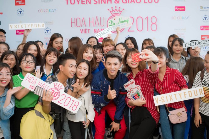 Jun Phạm tiếp tục nắm tay, tình tứ 'thả thính' Hoa hậu Mỹ Linh - ảnh 11