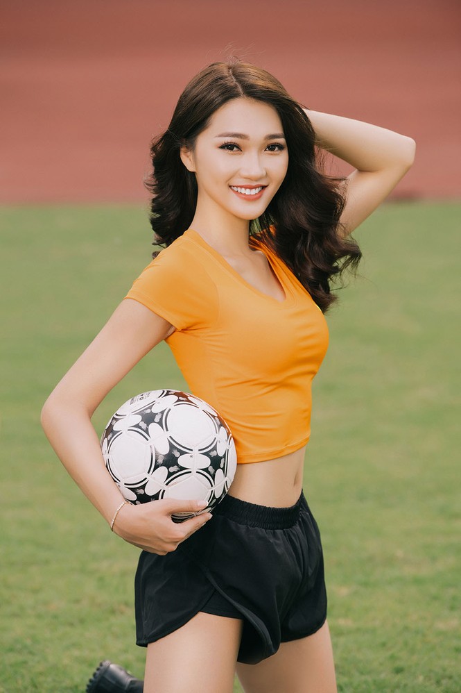 Top 10 HHHV Ngọc Nữ khoe ba vòng nóng bỏng cổ động World Cup 2018 - ảnh 1