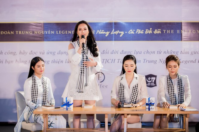 Dàn Hoa hậu, Á hậu bị 'vây kín' ở Nha Trang khi ký tặng sách - ảnh 6