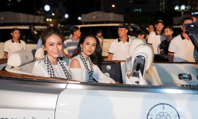 Dàn Hoa hậu, Á hậu bị 'vây kín' ở Nha Trang khi ký tặng sách - ảnh 1