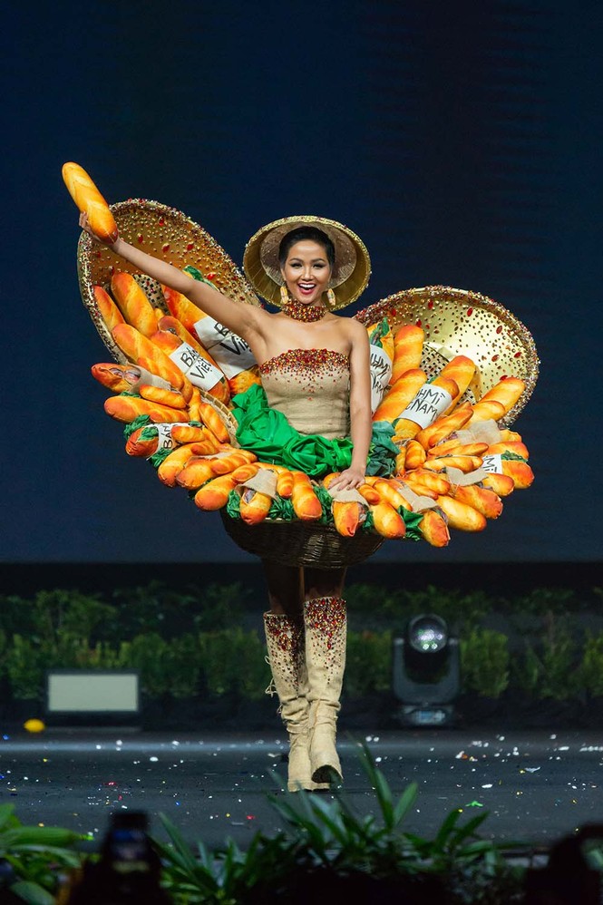'Bánh mì' của H'Hen Niê lọt top 15 trang phục đẹp nhất Miss Universe - ảnh 4