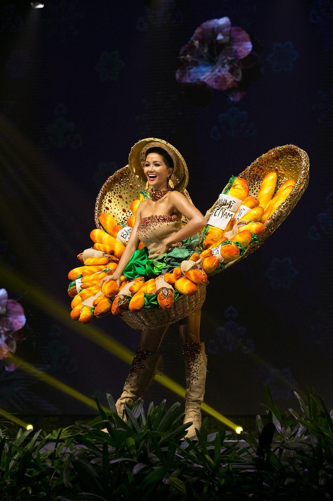'Bánh mì' của H'Hen Niê lọt top 15 trang phục đẹp nhất Miss Universe - ảnh 6