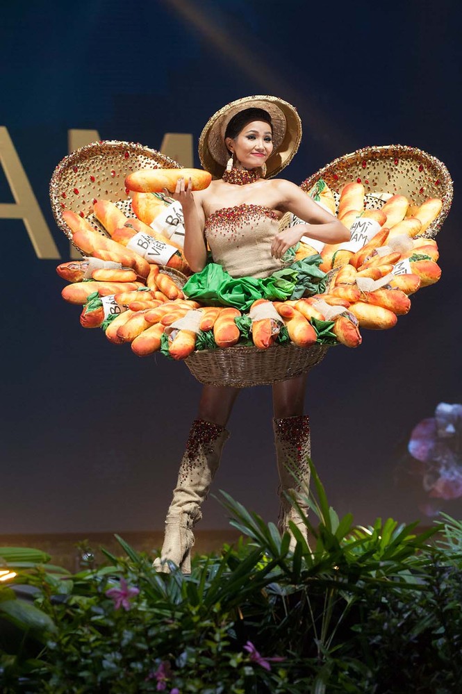 'Bánh mì' của H'Hen Niê lọt top 15 trang phục đẹp nhất Miss Universe - ảnh 8