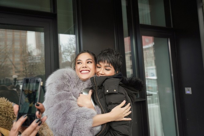 H'Hen Niê hội ngộ Hoa hậu Hoàn vũ Catriona Gray tại Mỹ - ảnh 2