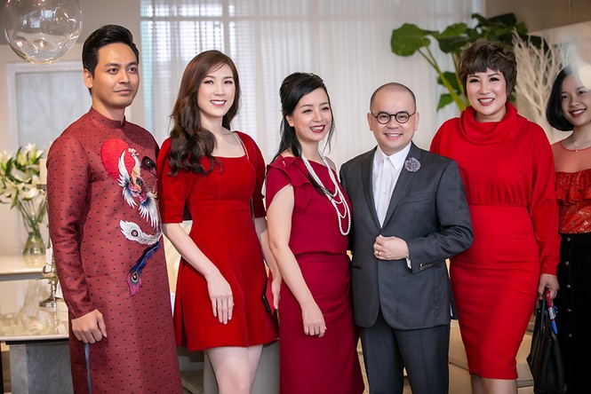 Hà Kiều Anh, NSƯT Chiều Xuân 'đọ' sắc gợi cảm với váy đỏ rực rỡ - ảnh 9