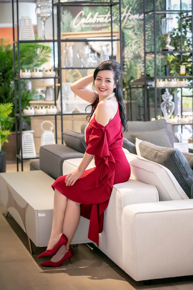 Hà Kiều Anh, NSƯT Chiều Xuân 'đọ' sắc gợi cảm với váy đỏ rực rỡ - ảnh 6