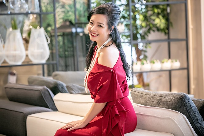 Hà Kiều Anh, NSƯT Chiều Xuân 'đọ' sắc gợi cảm với váy đỏ rực rỡ - ảnh 7