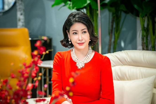 Hà Kiều Anh, NSƯT Chiều Xuân 'đọ' sắc gợi cảm với váy đỏ rực rỡ - ảnh 5