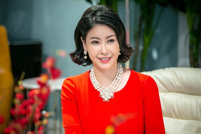 Hà Kiều Anh, NSƯT Chiều Xuân 'đọ' sắc gợi cảm với váy đỏ rực rỡ - ảnh 4