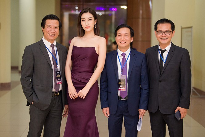 Hoa hậu Mỹ Linh vai trần gợi cảm làm giám khảo Người đẹp Kinh Bắc - ảnh 5