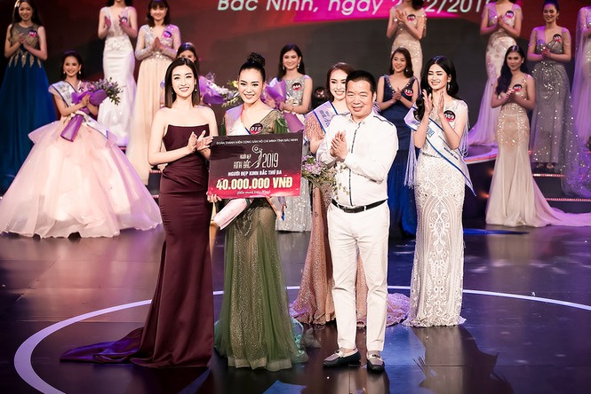 Hoa hậu Mỹ Linh vai trần gợi cảm làm giám khảo Người đẹp Kinh Bắc - ảnh 11