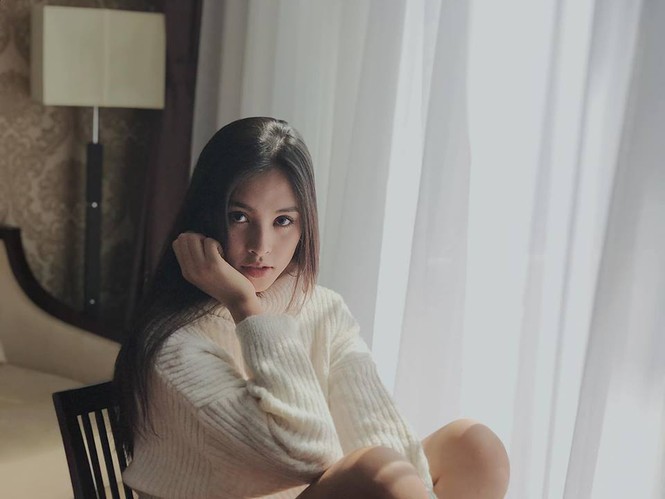 Đỗ Mỹ Linh, Tiểu Vy đồng loạt khoe sắc gợi cảm khiến fans 'bấn loạn' - ảnh 7