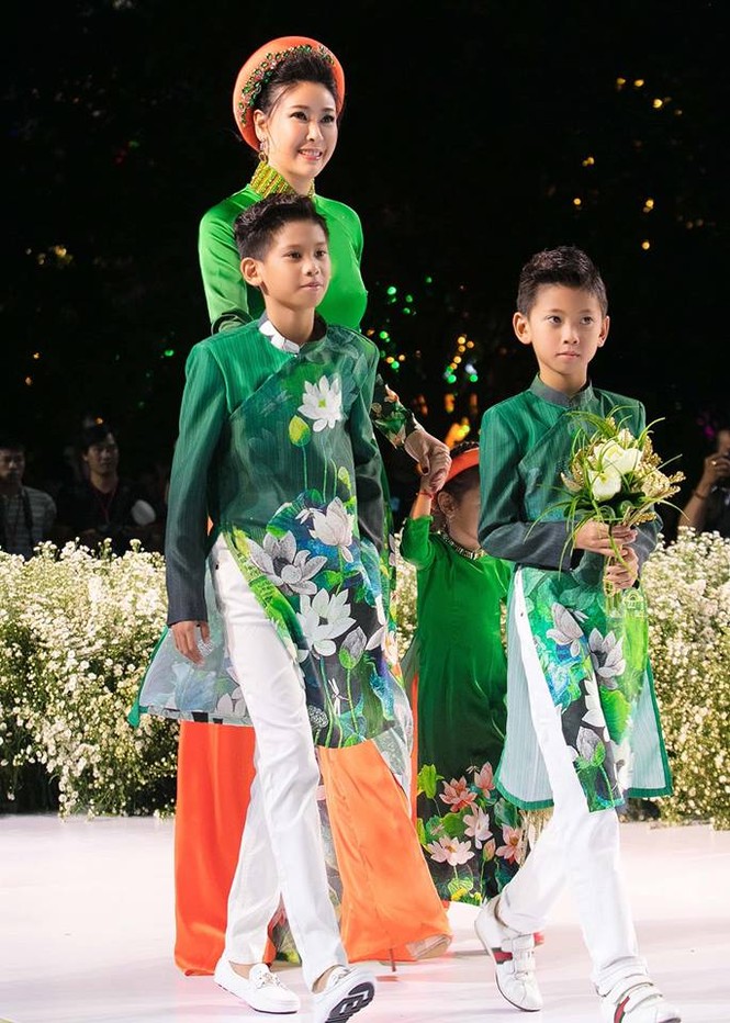 'Tiểu Hoa hậu' nhà Hà Kiều Anh xinh như thiên thần trình diễn áo dài - ảnh 2