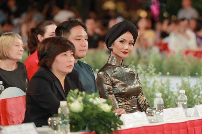 'Tiểu Hoa hậu' nhà Hà Kiều Anh xinh như thiên thần trình diễn áo dài - ảnh 10