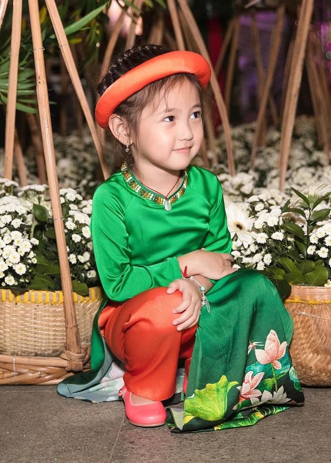 'Tiểu Hoa hậu' nhà Hà Kiều Anh xinh như thiên thần trình diễn áo dài - ảnh 4