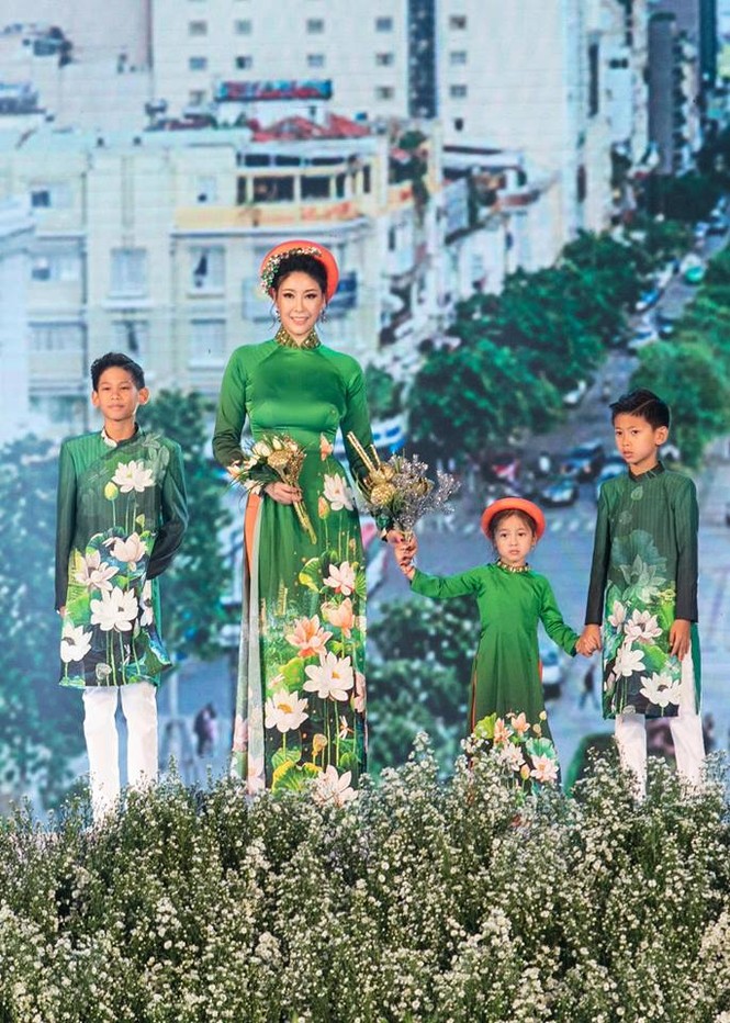 'Tiểu Hoa hậu' nhà Hà Kiều Anh xinh như thiên thần trình diễn áo dài - ảnh 1