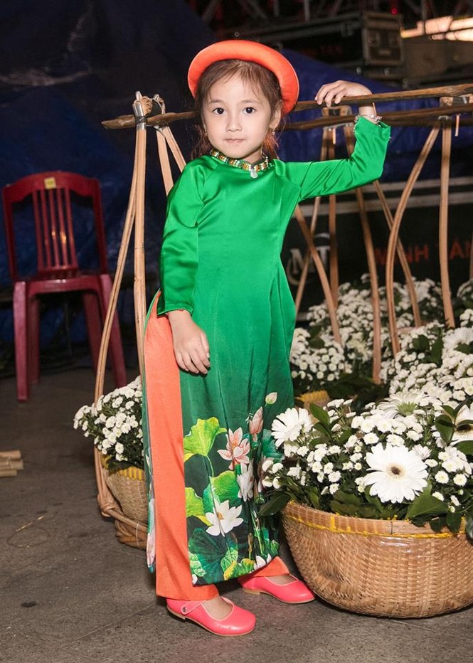 'Tiểu Hoa hậu' nhà Hà Kiều Anh xinh như thiên thần trình diễn áo dài - ảnh 6