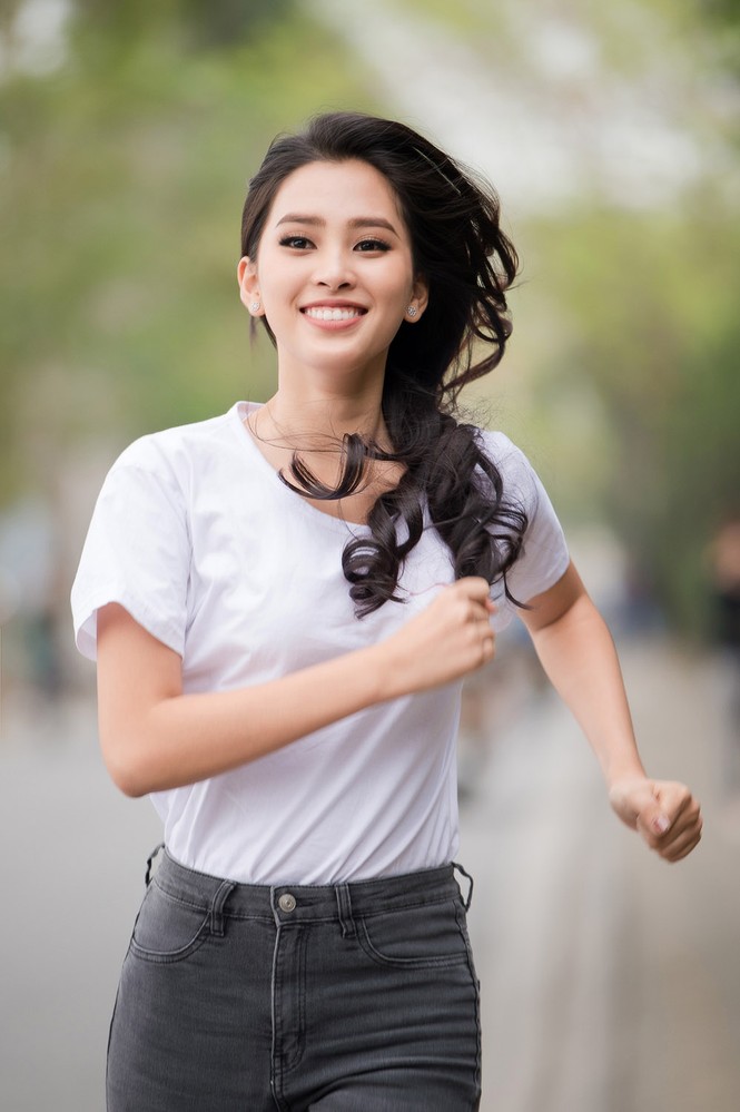 Hoa hậu Tiểu Vy giản dị nhưng vẫn đẹp rạng rỡ khi chạy từ thiện ở Hà Nội - ảnh 7