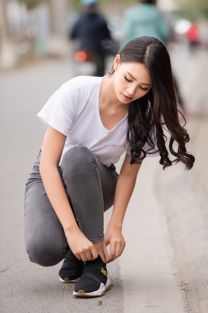 Hoa hậu Tiểu Vy giản dị nhưng vẫn đẹp rạng rỡ khi chạy từ thiện ở Hà Nội - ảnh 6