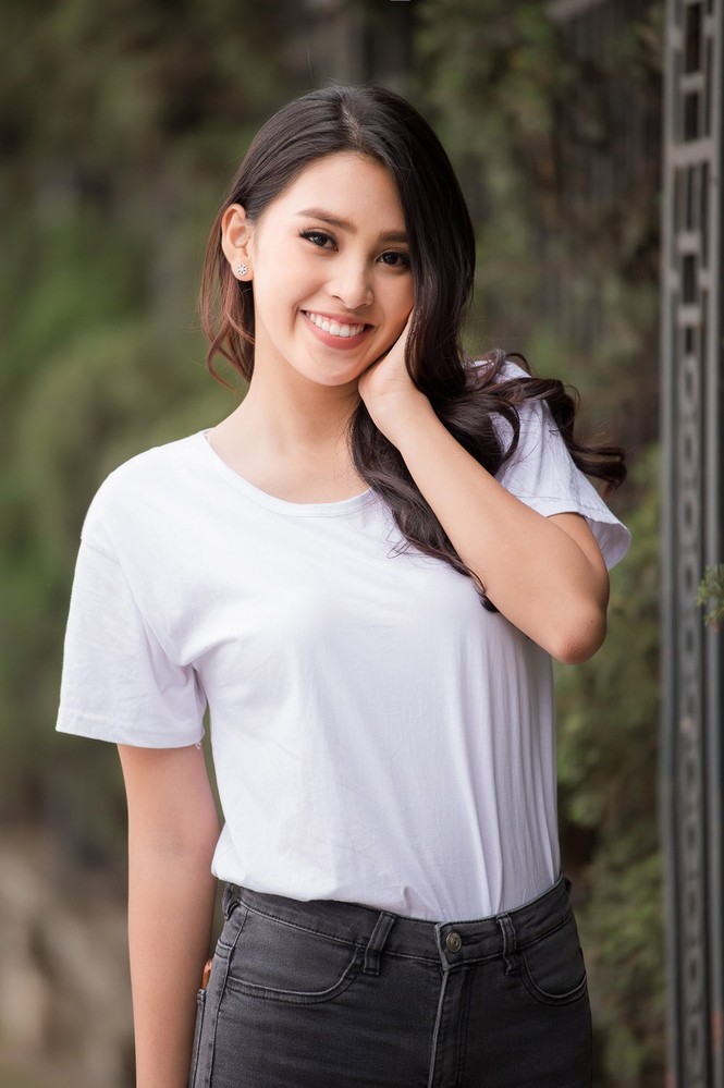 Hoa hậu Tiểu Vy giản dị nhưng vẫn đẹp rạng rỡ khi chạy từ thiện ở Hà Nội - ảnh 3