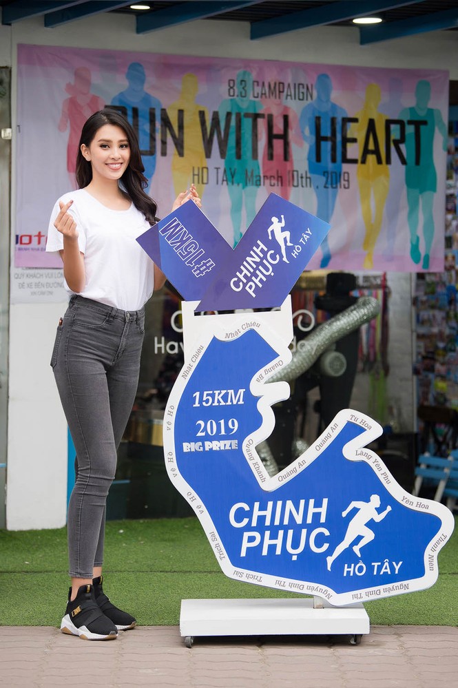 Hoa hậu Tiểu Vy giản dị nhưng vẫn đẹp rạng rỡ khi chạy từ thiện ở Hà Nội - ảnh 9